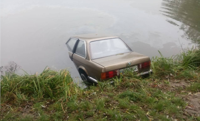 На Львівщині водій легковика заїхав у озеро На Львівщині водій легковика заїхав у озеро