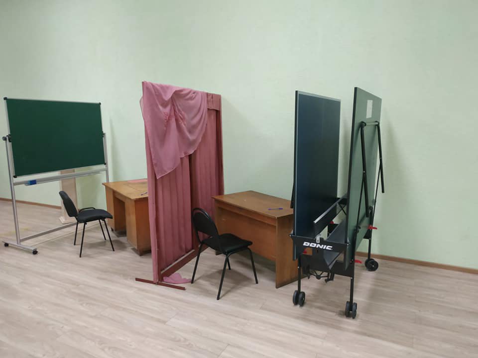 На житомирських дільницях кабінки для голосування - з підручних матеріалів (фото) - 2