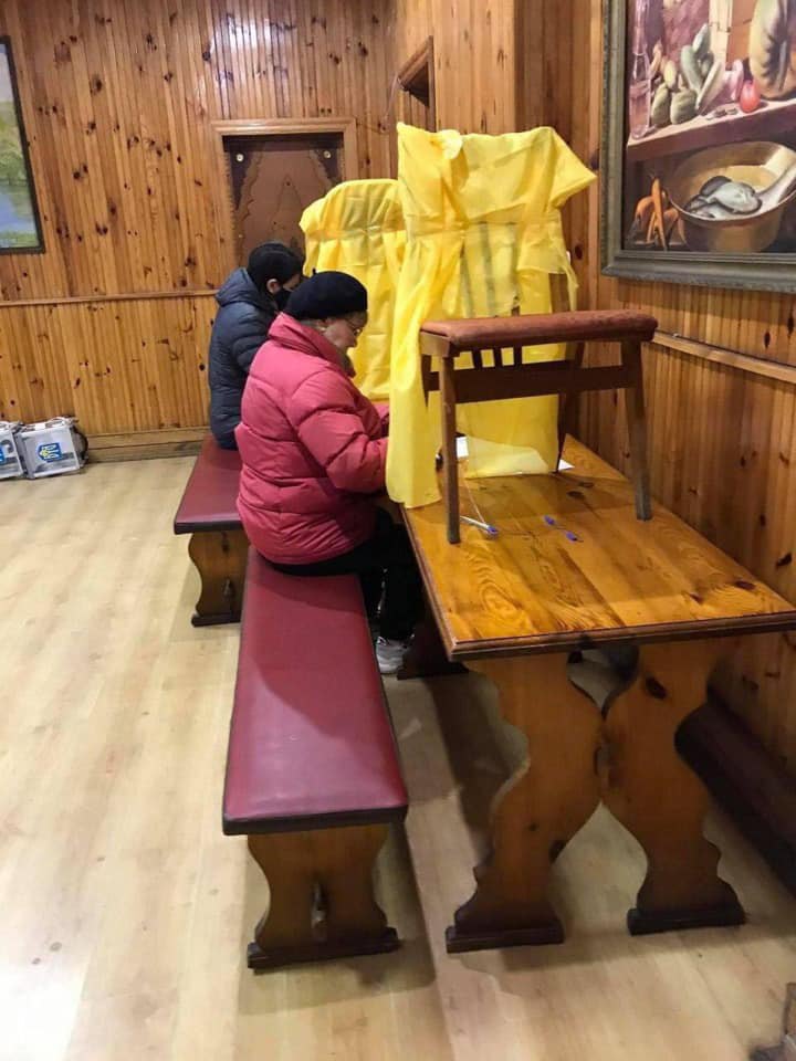 На житомирських дільницях кабінки для голосування - з підручних матеріалів (фото) - 4