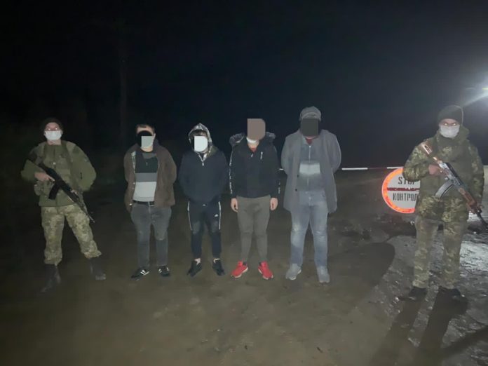 На Львівщині затримали турків, сирійців та китайця, які планували дістатися в ЄС на таксі На Львівщині затримали турків, сирійців та китайця, які планували дістатися в ЄС на таксі