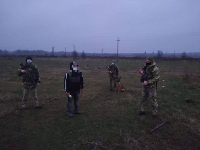 Львівські прикордонники затримали єгиптянина, який нелегально хотів потрапити в ЄС Львівські прикордонники затримали єгиптянина, який нелегально хотів потрапити в ЄС