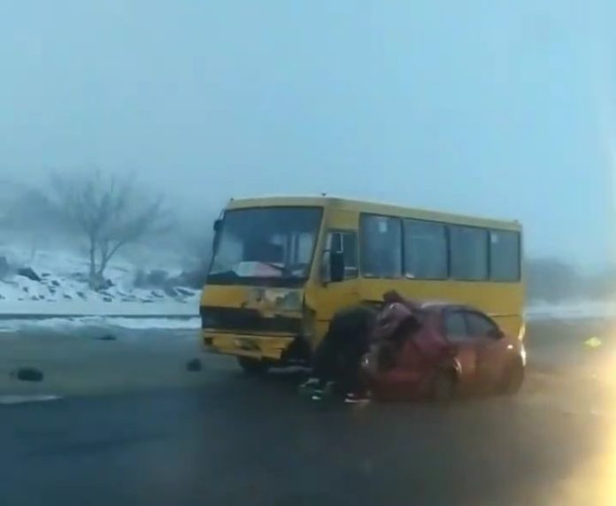 Біля Львова сталась ДТП за участі приміського автобуса та автівки Біля Львова сталась ДТП за участі приміського автобуса та автівки