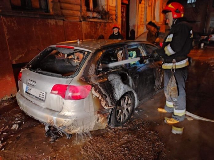 Уночі у Львові згорів автомобіль Уночі у Львові згорів автомобіль