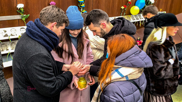 У Львові в День Гідності та Свободи влаштували мистецьку акцію (фото) У Львові в День Гідності та Свободи влаштували мистецьку акцію (фото)