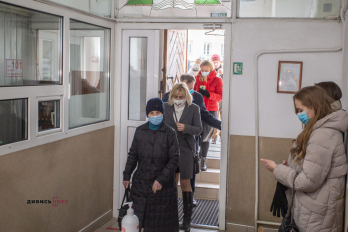 Всі виборчі дільниці у Львові відкрились і працюють Всі виборчі дільниці у Львові відкрились і працюють