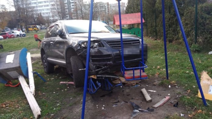 У Львові авто влетіло в дитячий майданчик (фото) У Львові авто влетіло в дитячий майданчик (фото)