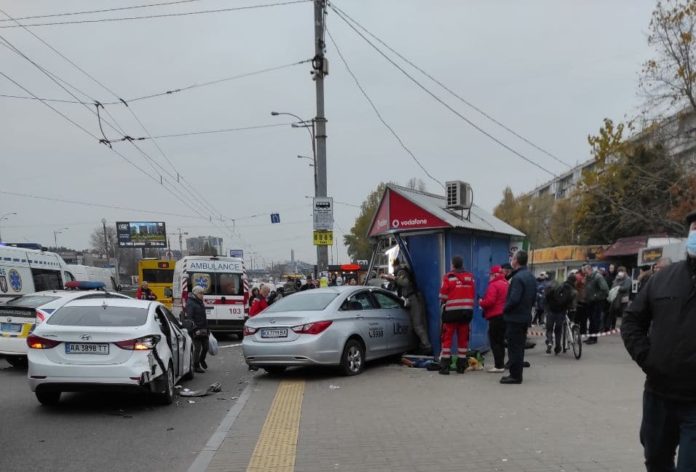 У Києві автомобіль влетів у зупинку, є жертви У Києві автомобіль влетів у зупинку, є жертви