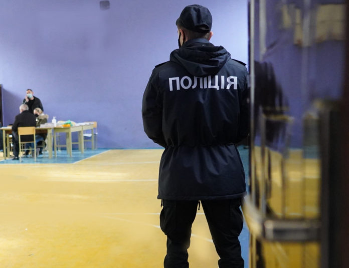 Правоохоронці Львівщини взяли під цілодобову охорону ТВК Правоохоронці Львівщини взяли під цілодобову охорону ТВК