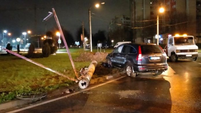 У Львові автомобіль врізався в електроопору та повалив її У Львові автомобіль врізався в електроопору та повалив її