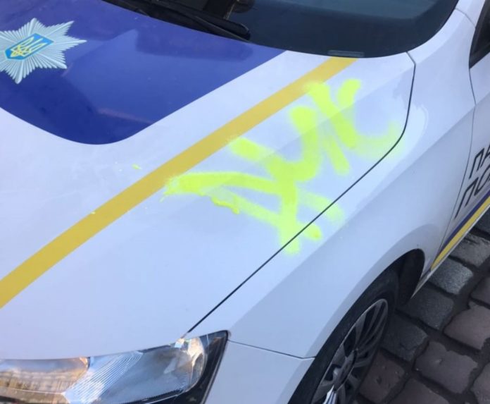 У Львові чоловікові, що розмалював патрульне авто загрожує кримінальна відповідальність У Львові чоловікові, що розмалював патрульне авто загрожує кримінальна відповідальність