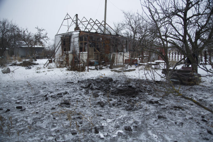 Бойовики на Донбасі з мінометів обстріляли приватний сектор Водяного Бойовики на Донбасі з мінометів обстріляли приватний сектор Водяного