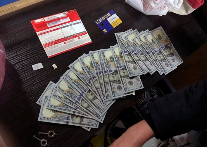 У Київській області спіймали злодіїв, які вкрали в чоловіка сумку з 2 мільйонами гривень У Київській області спіймали злодіїв, які вкрали в чоловіка сумку з 2 мільйонами гривень