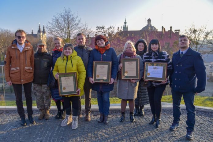 На Меморіалі Героїв Небесної сотні підняли синьо-жовтий стяг та привітали волонтерів з їхнім днем На Меморіалі Героїв Небесної сотні підняли синьо-жовтий стяг та привітали волонтерів з їхнім днем