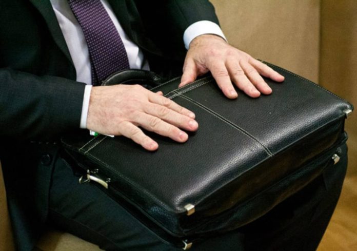 Держслужбовцям в Україні дозволили залишатися на посадах після 65 років Держслужбовцям в Україні дозволили залишатися на посадах після 65 років