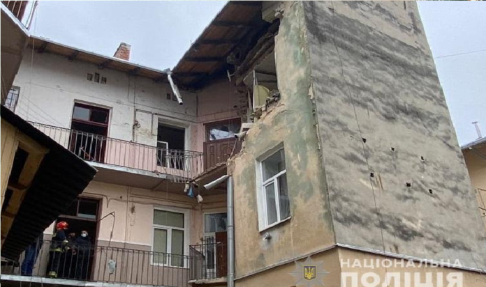 Поліцейські розслідують обставини вибуху в житловому будинку у Львові Поліцейські розслідують обставини вибуху в житловому будинку у Львові