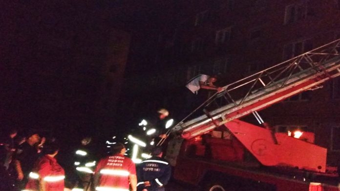 У Львівській квартирі рятувальники знайшли тіло чоловіка У Львівській квартирі рятувальники знайшли тіло чоловіка