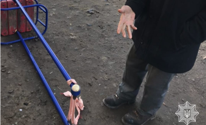Поліцейські затримали чоловіка, який тяг гойдалку з дитячого майданчика Поліцейські затримали чоловіка, який тяг гойдалку з дитячого майданчика