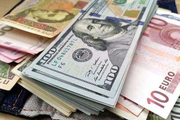 Гривня продовжує ослаблюватись до іноземних валют