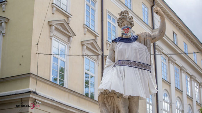 статуя на площі Ринок у Львові, вбрана у вишиванку та маску