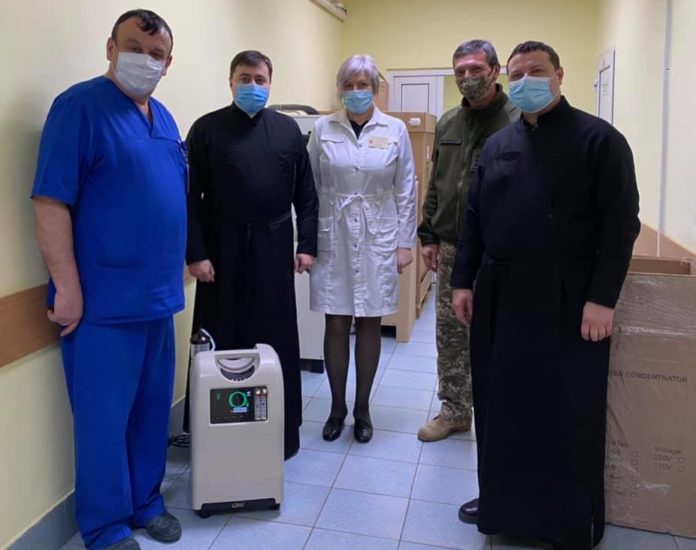 У Львові військовому госпіталю парафіяни Гарнізонного храму подарували кисневий концентратор У Львові військовому госпіталю парафіяни Гарнізонного храму подарували кисневий концентратор