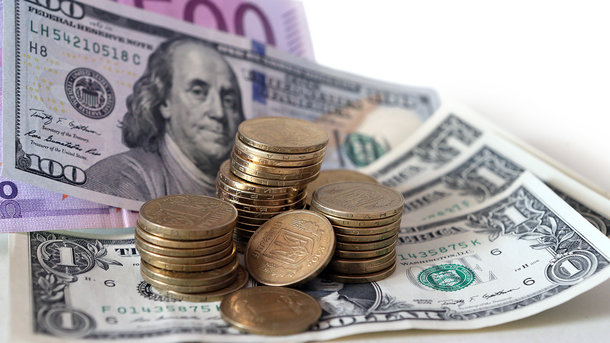 Долар і євро знову різко подорожчали: гривня продовжує ослаблюватись
