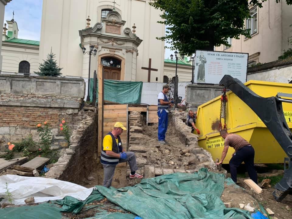 У Львові відреставрували скульптури стародавнього костелу - 2