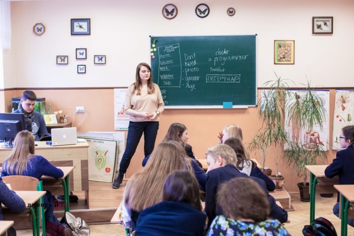 Коли в Україні підвищать зарплатню вчителям