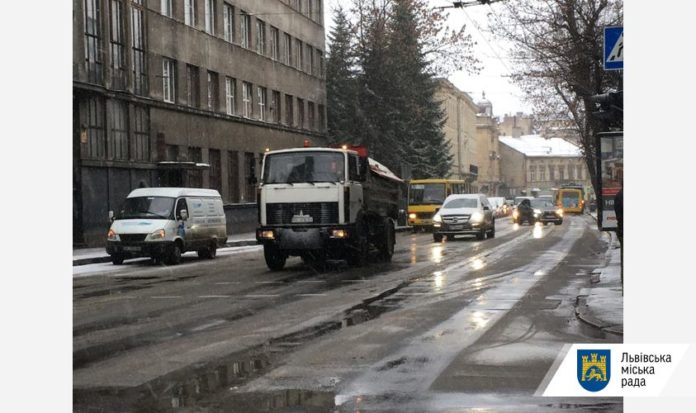 У мерії кажуть, що зранку працювало 18 одиниць снігоприбиральної техніки У мерії кажуть, що зранку працювало 18 одиниць снігоприбиральної техніки