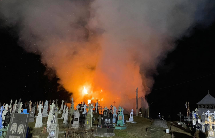 На Львівщині вогонь вщент знищив дерев’яну церкву На Львівщині вогонь вщент знищив дерев’яну церкву