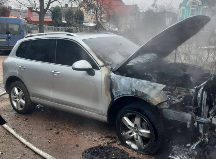 На Львіщині згорів елітний позашляховик На Львіщині згорів елітний позашляховик