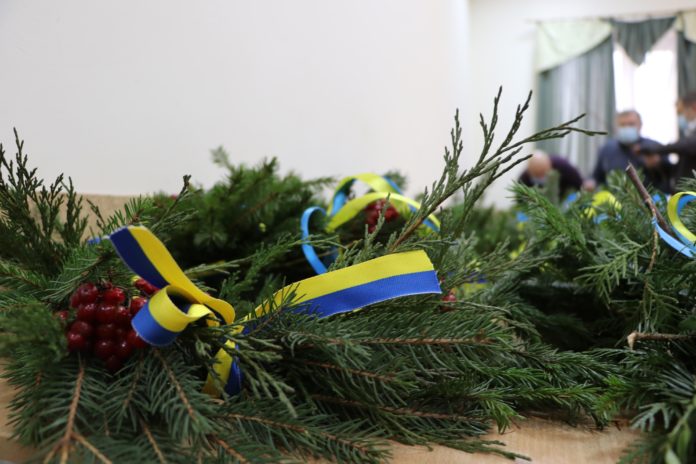 Родини Героїв Небесної Сотні сплели різдвяні віночки Родини Героїв Небесної Сотні сплели різдвяні віночки