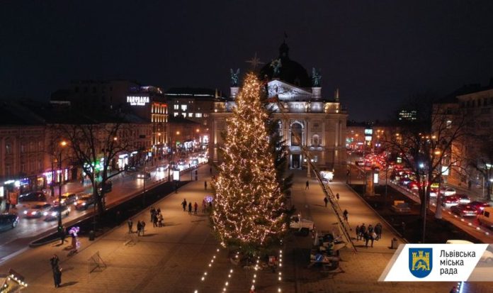 Сьогодні у Львові засвітять головну ялинку міста Сьогодні у Львові засвітять головну ялинку міста