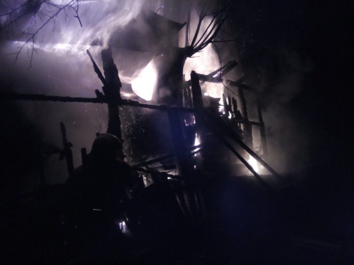 На Сколівщині горіла дерев’яна будівля На Сколівщині горіла дерев’яна будівля