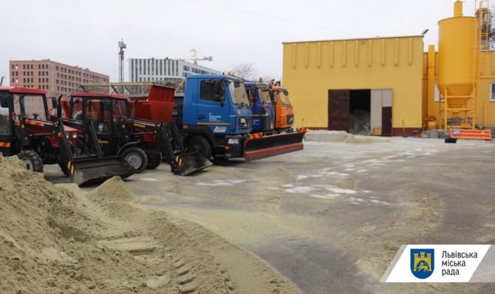 Зранку у Львові працювало 30 одиниць снігоочисної техніки Зранку у Львові працювало 30 одиниць снігоочисної техніки