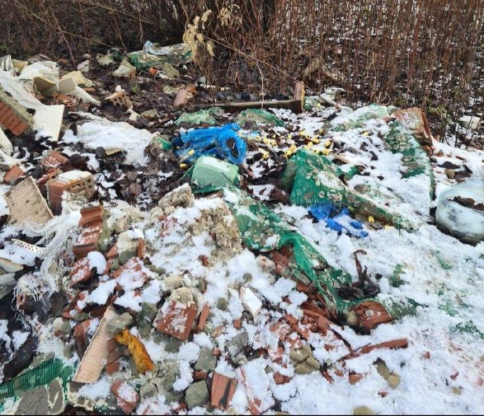 У Пустомитівському районі, поблизу траси, виявили звалище медичних відходів У Пустомитівському районі, поблизу траси, виявили звалище медичних відходів