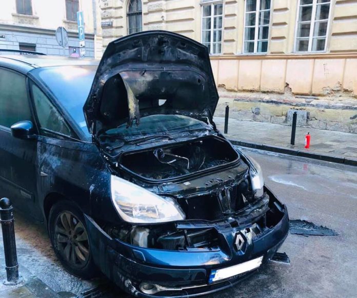 У Львові горів автомобіль “Renault Espase” (фото) У Львові горів автомобіль “Renault Espase” (фото)