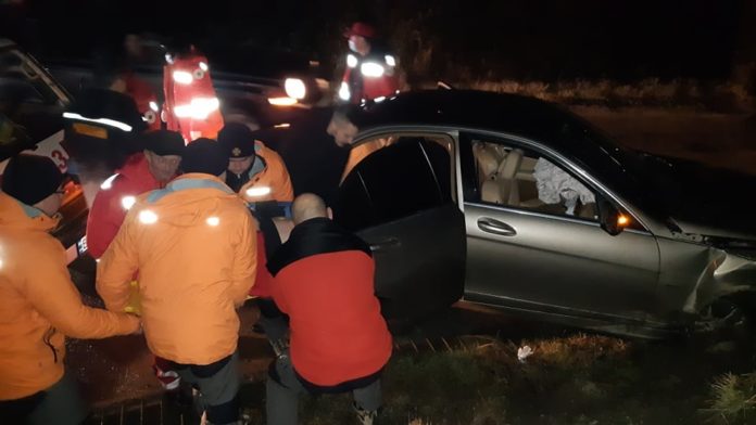 У Сколівському районі рятувальники вивільнили з автівки 2 людей після ДТП У Сколівському районі рятувальники вивільнили з автівки 2 людей після ДТП