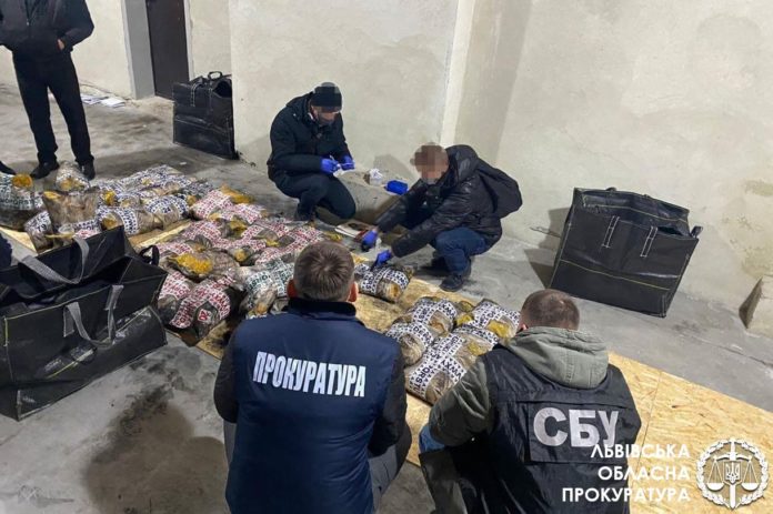 Контрабандистів, які ввезли у Львів тонну героїну, взяли під варту Контрабандистів, які ввезли у Львів тонну героїну, взяли під варту