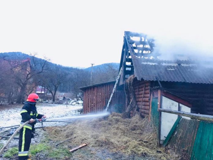 У Сколівському районі горіла господарська будівля, постраждала літня власниця У Сколівському районі горіла господарська будівля, постраждала літня власниця