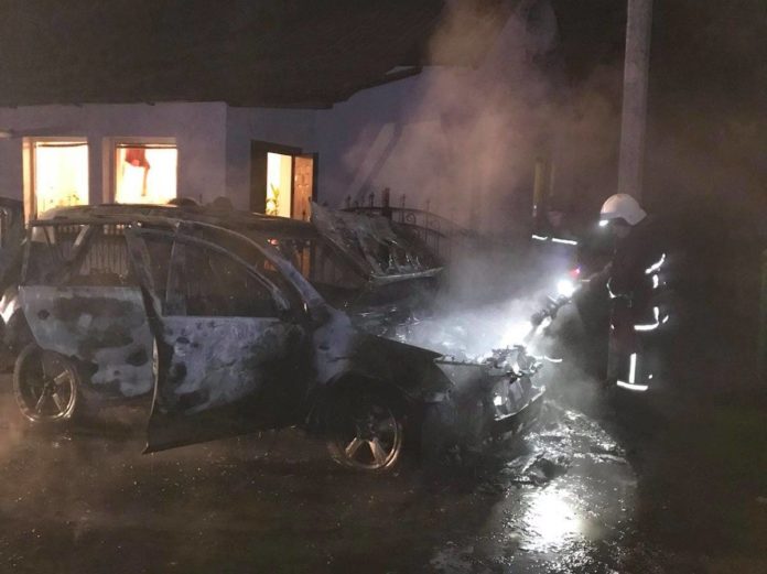 У Жидачеві згоріло авто, був ризик займання помешкання (фото) У Жидачеві згоріло авто, був ризик займання помешкання (фото)