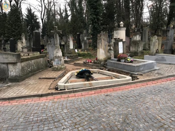 Менш ніж через пів року спорудять пам’ятник Мирославу Скорику за понад мільйон Менш ніж через пів року спорудять пам’ятник Мирославу Скорику за понад мільйон