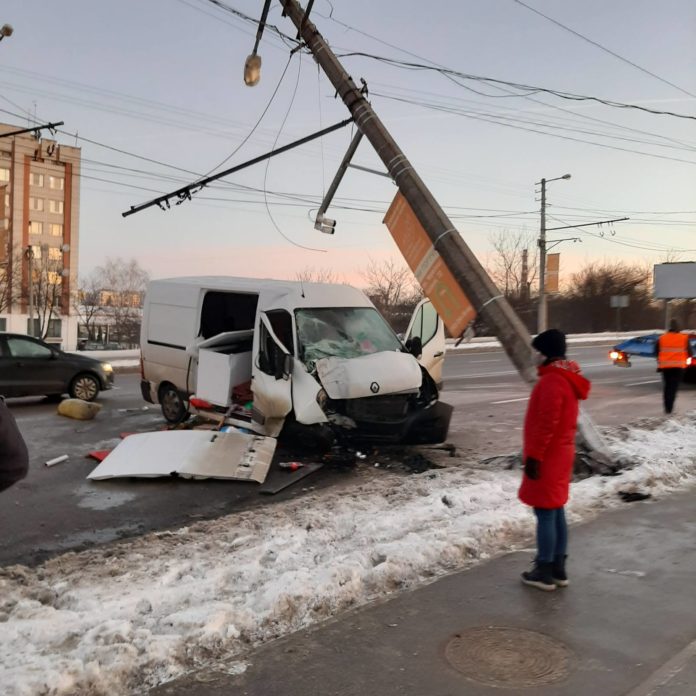 Удосвіта на Сихові водій зруйнував електроопору, через що не курсували тролейбуси Удосвіта на Сихові водій зруйнував електроопору, через що не курсували тролейбуси
