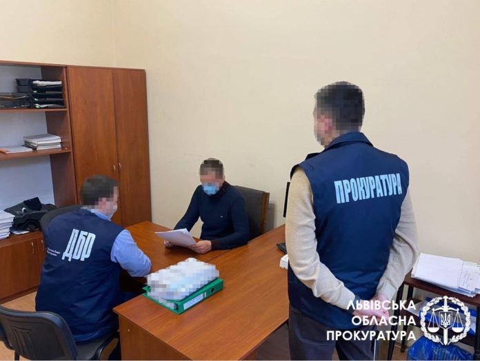 У Львові поліцейського підозрюють у службовому підробленні У Львові поліцейського підозрюють у службовому підробленні