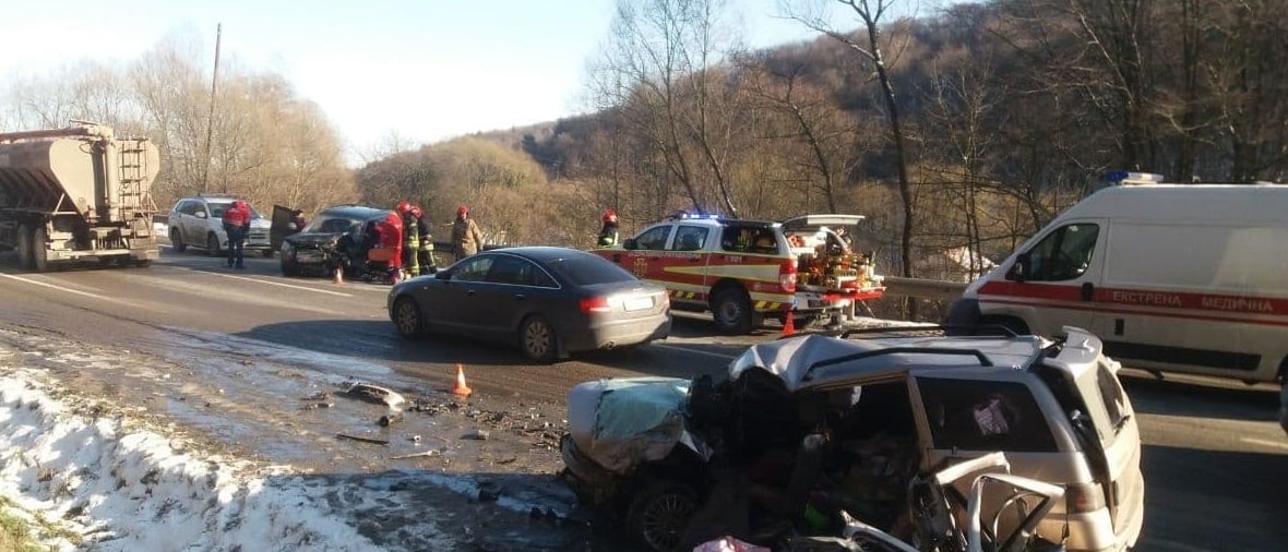 Неподалік Львова у ДТП загинув чоловік та 2-річна дитина, ще троє осіб травмовано