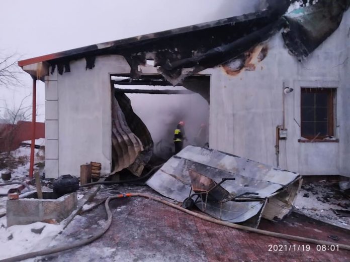 У Яворівському районі горів житловий будинок (фото) У Яворівському районі горів житловий будинок (фото)
