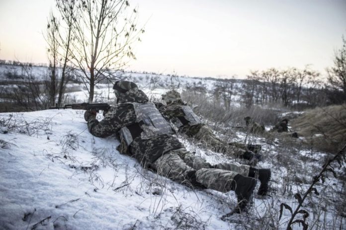 Окупанти на Донбасі продовжують обстрілювати позиції українських військових Окупанти на Донбасі продовжують обстрілювати позиції українських військових