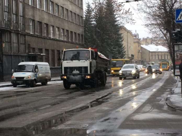 Зранку на дорогах Львова працювало 46 одиниць снігоочисної техніки Зранку на дорогах Львова працювало 46 одиниць снігоочисної техніки