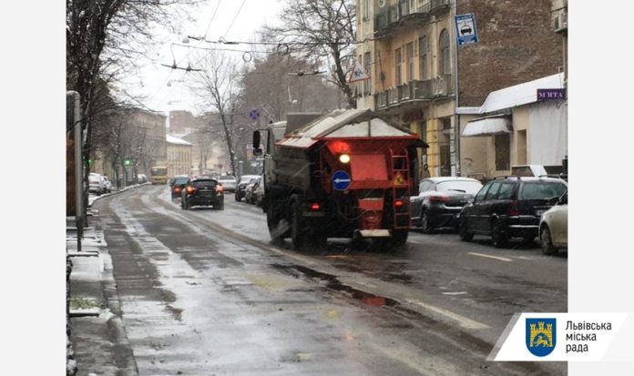 Зранку у Львові працювало 62 одиниці снігоочисної техніки Зранку у Львові працювало 62 одиниці снігоочисної техніки