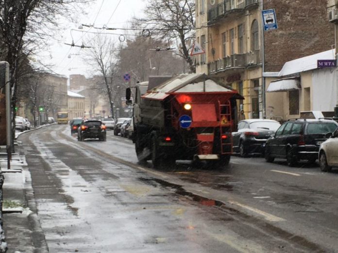 Зранку на вулицях Львова працювало 16 одиниць снігоочисної техніки Зранку на вулицях Львова працювало 16 одиниць снігоочисної техніки
