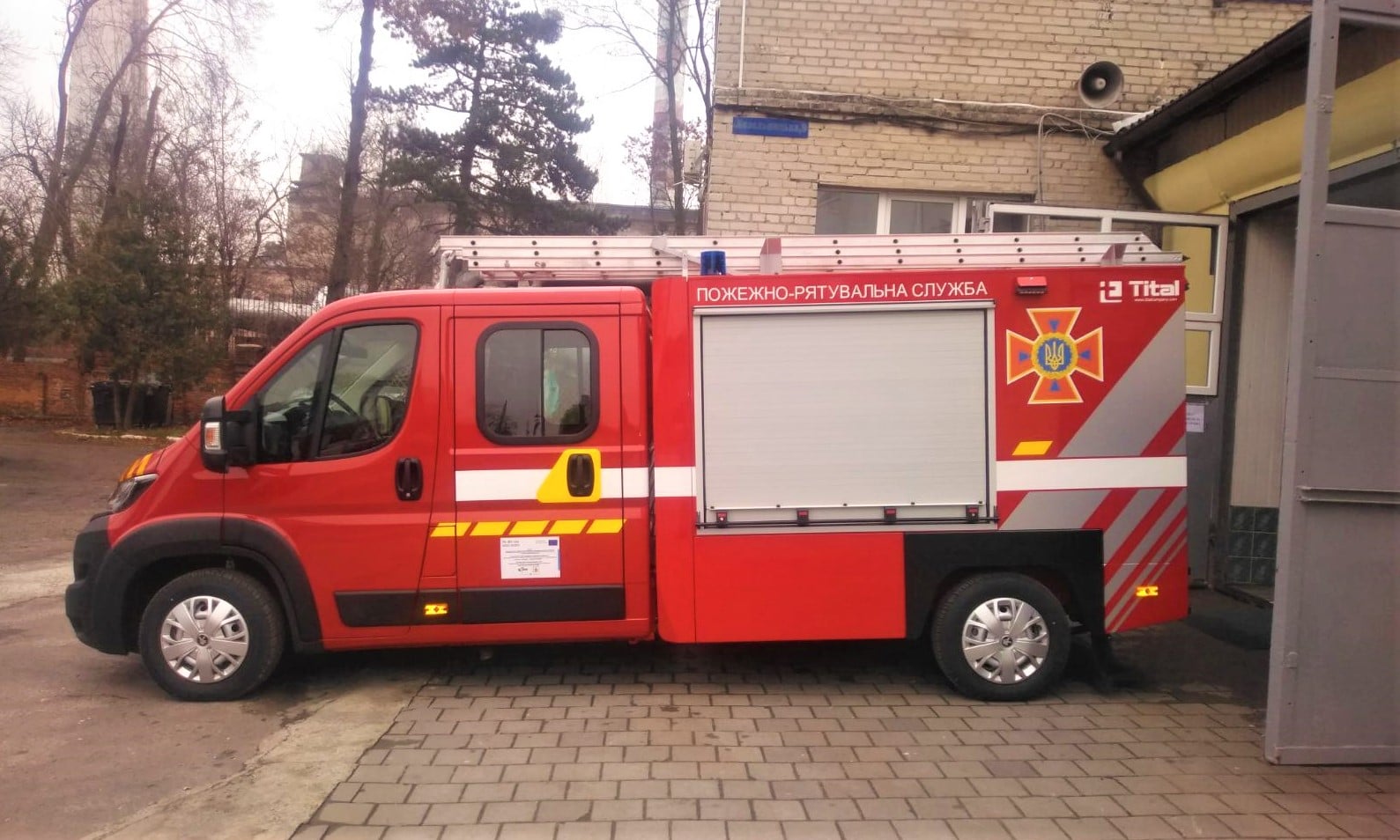 Львівські рятувальники отримали пожежний автомобіль першої допомоги за 3 мільйони